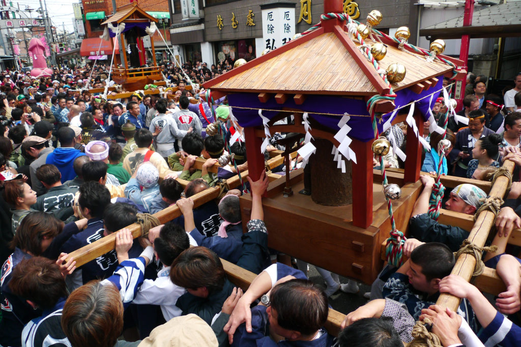 festival du pénis de fer : parade des 3 mikoshi