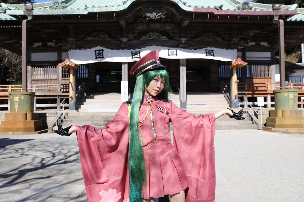 Hikari en cosplay de Hatsune Miku dans le clip de Senbonzakura